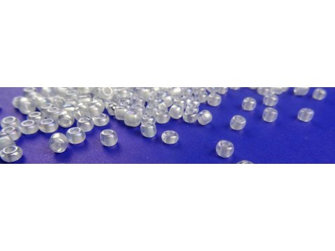 Koraliki szklane 4mm kulki drobne 18168 PRZEZROCZYSTE Z BIAŁYM ŚRODKIEM Z DELIKATNIE WPADA W OPAL cena za 100g hurtownia