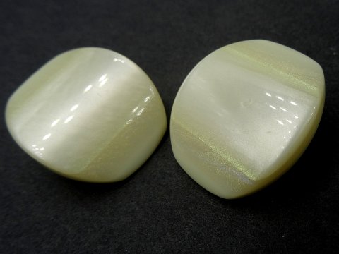 27-23mm Guziki ozdobne 1 sztuka kolor ECRU WANILIOWY K718 guzik plastikowy bardzo duży na stopce włoski elegancki