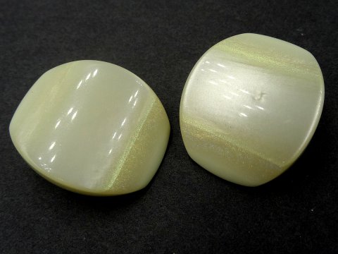 27-23mm Guziki ozdobne 1 sztuka kolor ECRU WANILIOWY K718 guzik plastikowy bardzo duży na stopce włoski elegancki