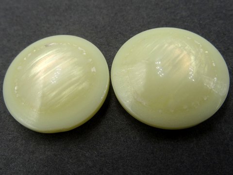20mm Guziki ozdobne 12 sztuk kolor ECRU WANILIOWE K774 guzik plastikowy na krytej stopce z opalizującym połyskiem