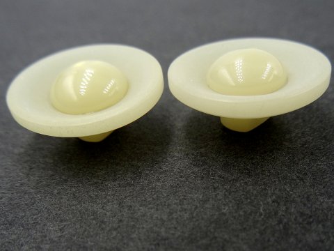 18mm Guziki ozdobne 12 sztuk kolor ECRU WANILIOWE K166 guzik plastikowy na stopce z opalizującym połyskiem