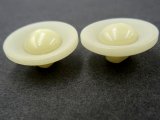 18mm Guziki ozdobne 12 sztuk kolor ECRU WANILIOWE K166 guzik plastikowy na stopce z opalizującym połyskiem
