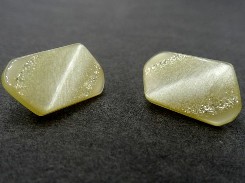 19-10mm Guziki ozdobne 10 sztuk kolor ECRU WANILIOWE K232 guzik na stopce z brokatem i pięknym połyskiem