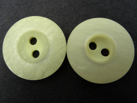 23mm Guziki ozdobne HURT 144 sztuk kolor ECRU WANILIA K246 guzik dwudziurkowy matowy a połysk delikatny połysk jest  pod kątem