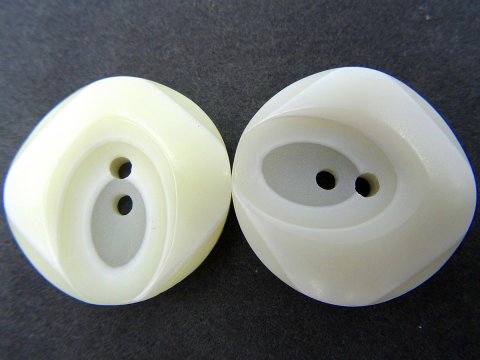 25mm Guziki ozdobne HURT 144 sztuk kolor JASNE ECRU DO WANILII K662 guzik dwudziurkowy z delikatnym połyskiem i każdy jest inny