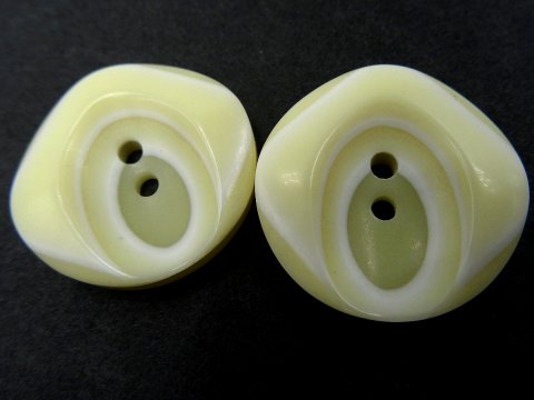 25mm Guziki ozdobne HURT 144 sztuk kolor ECRU WANILIA BUDYŃ WANILIOWY K160 guzik dwudziurkowy z połyskiem i każdy jest inny