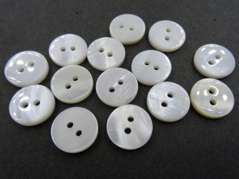 11mm Guziki AKOJA z masy perłowej BIAŁE PERŁOWE JASNE ECRU cena za 10 sztuk K632 guzik ozdobny eko dwie dziurki każdy jest inny