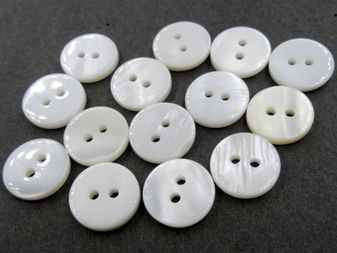 11mm Guziki AKOJA z masy perłowej BIAŁE PERŁOWE JASNE ECRU HURT 100 sztuk K632  guzik ozdobny eko dwie dziurki każdy jest inny