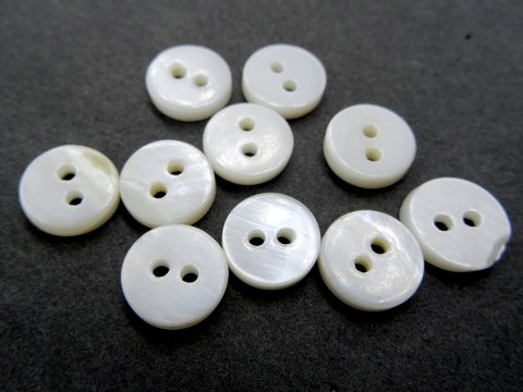 9mm Guziki AKOJA z masy perłowej BIAŁE PERŁOWE JASNE ECRU HURT 100 sztuk K632 guzik ozdobny czterodziurkowy każdy jest inny