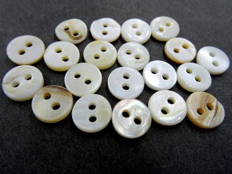 9mm Guziki AKOJA z masy perłowej KREM BEŻ JASNE ECRU cena za 10 sztuk K404 guzik ozdobny dwudziurkowy każdy jest inny