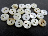 9mm Guziki AKOJA z masy perłowej KREM BEŻ JASNE ECRU HURT 100 sztuk K404 guzik ozdobny czterodziurkowy każdy jest inny