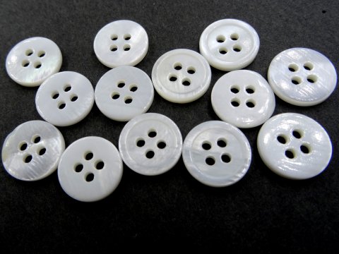 11mm Guziki AKOYA z masy perłowej BIAŁE PERŁOWE JASNE ECRU cena hurt 100 sztuk guzik akoja ozdobny czterodziurkowy każdy inny